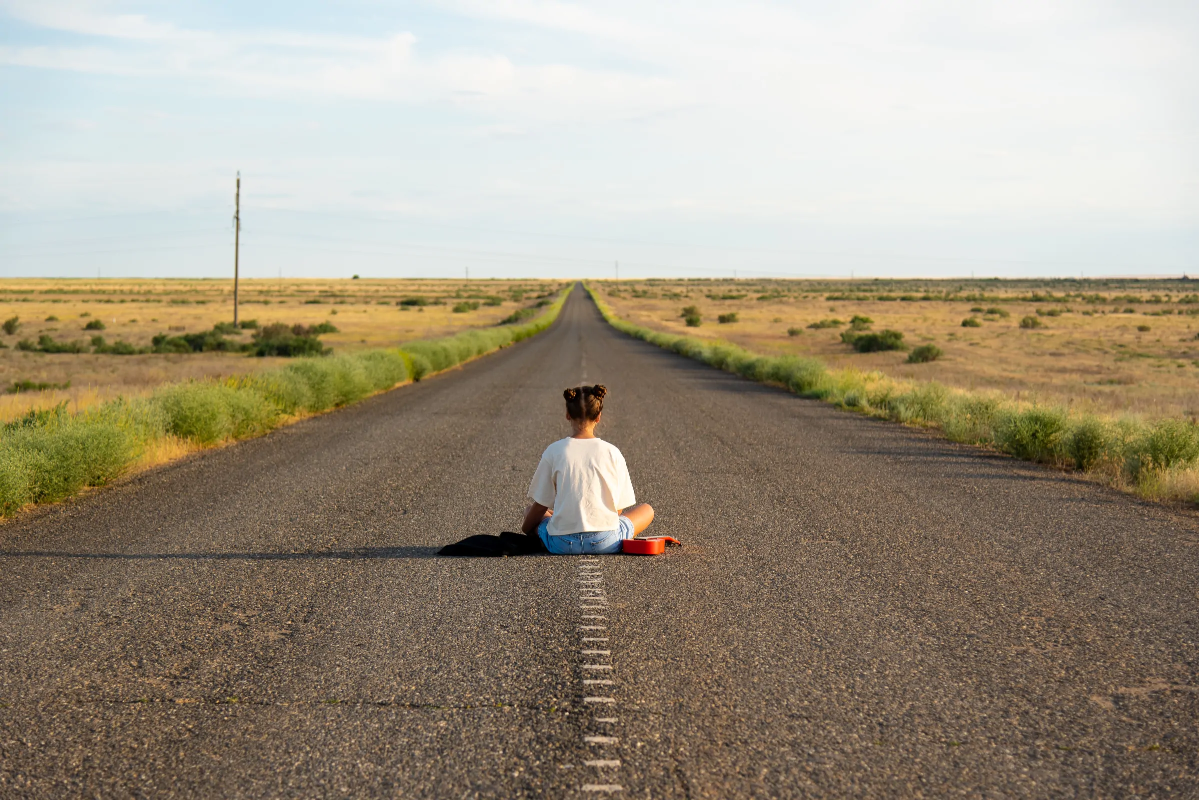 Persona confundida buscando información sobre el Kit Digital 2026 en el ordenador
